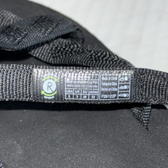 Teva Olowahu Black Flip Flops - Picture 10 of 11